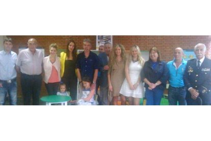 Foto de familia de los asistentes a la inauguración de la nueva biblioteca.