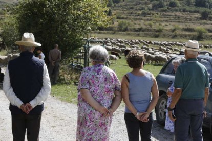 El rebaño de Jesús Garzón atrajo al vecindario que acudió a despedirlo al puente. MARCIANO PÉREZ