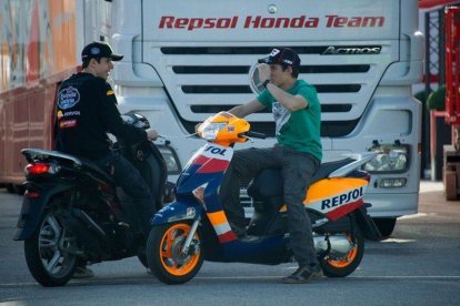 Sepang (Malasia), 11 de octubre del 2013. Àlex y Marc Márquez conversan juntos en el 'paddock' de Sepang.