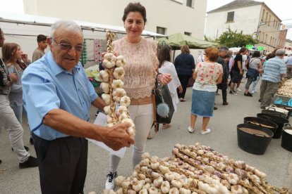 El mantenedor de la fiesta, Santiago Panizo, y la concejala, Ana Marcos, ayer en la feria. L. DE LA MATA