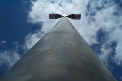 Las nuevas farolas aportarán una luz blanquecina en las rotondas de Nava y Villaobispo.