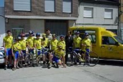 César García Calvo, junto a los chavales de la Escuela de Ciclismo de Cacabelos