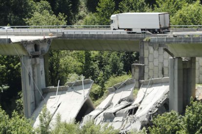 Otra vista del derrumbe, con toda la estructura de hormigón caída sobre la ladera. L. DE LA MATA