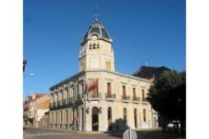 El Ayuntamiento, que luce una fachada de estilo modernista, preside la plaza.