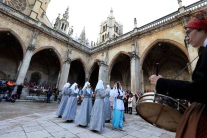 La ceremonia se celebra en el claustro de la Catedral