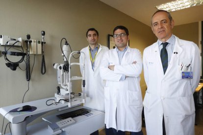 Sergio Mahave, Carlos Lobato y Manuel Franco Benito, en la consulta de Oftalmología del Hospital de León . JESÚS F. SALVADORES