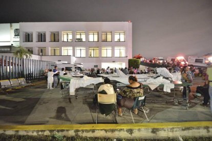 Miles de mexicanos han pasado la noche en la calle por un violento terremoto ha sacudido este viernes el sur del país.