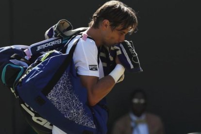 David Ferrer abandona la pista cabizbajo.