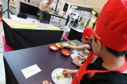 Los pequeños disfrutaron elaborando platos con frutas y productos de la huerta. ANA F. BARREDO