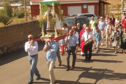 Los vecinos honraron a su patrona durante la procesión en el día grande de las fiestas.