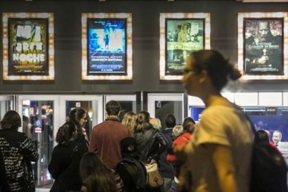 Colas de espectadores en las taquillas de Palau Balañà, esta semana durante la Fiesta del Cine.