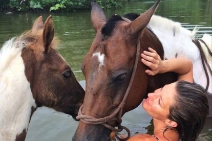 La modelo Gisele Bündchen se baña en el río con caballos.