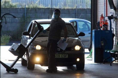 Un técnico hace una inspección de un vehículo en la ITV de Itevelesa de Ponferrada. CÉSAR SÁNCHEZ