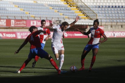 Partido de fútbol entre la Cultural Leonesa y UD Llanera. F. Otero Perandones.