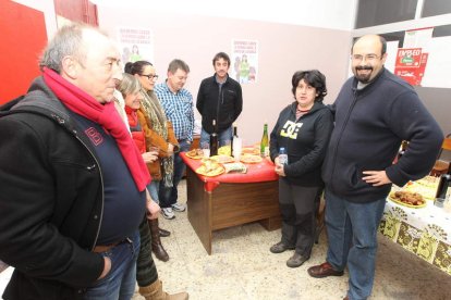 Santiago Ordóñez (derecha), junto a otros miembros de IU en la comarca.