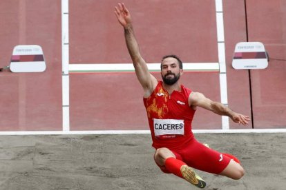 Cáceres durante un salto en la final de longitud. ALBERTO ESTÉVEZ