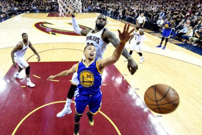 Tapón de LeBron James a Stephen Curry.