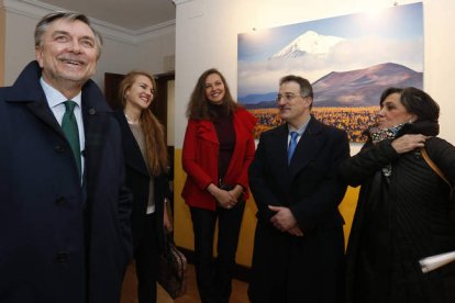 Yuri P. Korchagin y Ekaterina Dyuzhikova, junto al alcalde de Astorga, Arsenio García, y la concejala de Cultura, Emilia Villanueva. jesús