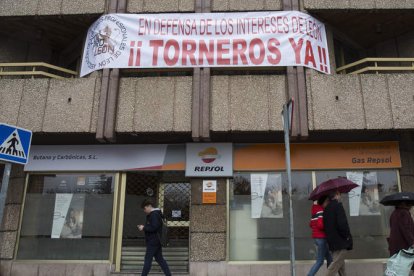 La pancarta colocada en un balcón de León.