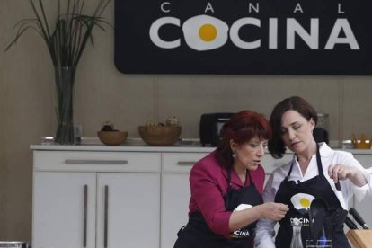 Victorina Alonso, junto a la periodista Begoña Tormo, prepara los ingredientes necesarios antes de cocinar.