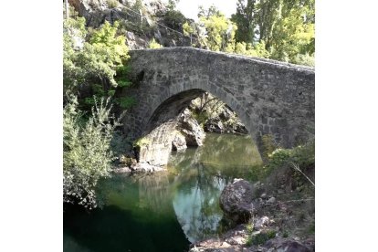 No falta el esplendor de la montaña en la orografía de la zona de Valdepiélago. Es una de las señas de identidad.