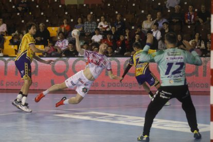 Partido de balonmano Ademar - Puente Genil. F. Otero Perandones.