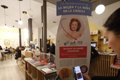 Uno de los establecimientos que participa en la campaña del pequeño comercio por la Mujer y la Niña en la Ciencia. J. NOTARIO