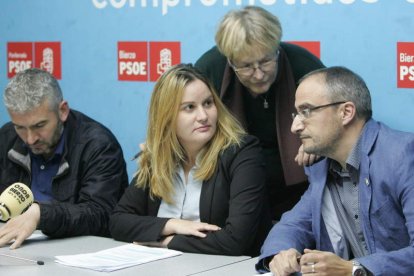 Alider Presa, Gloria Acevedo, Rita Prada y Olegario Ramón, ayer en la sede del PSOE.