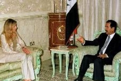 Aisha Moamar Gadafi y Sadam, durante una reunión en Bagdad en octubre del 2000