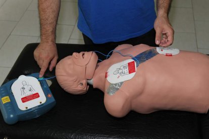 Los trabajadores de los espacios cardiprotegidos reciben un curso para el manejo de los desfibriladores.