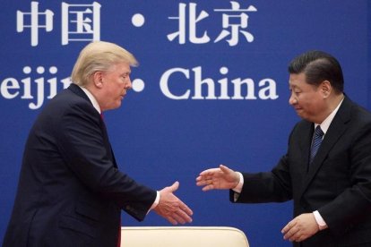 El presidente de China, Xi Jinping, saluda al presidente Donald Trump.