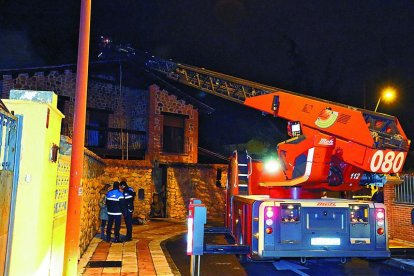 Una de las salidas de los bomberos de León para apagar un fuego en San Andrés.