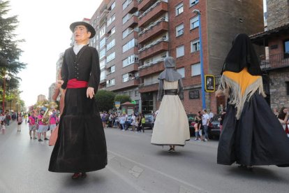 Los gigantes, en el desfile de carrozas de las fiestas de la Encina del pasado año. l. de la  mata