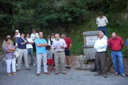 El alcalde pedáneo de Cabornera da el visto bueno a la nueva zona de descanso.