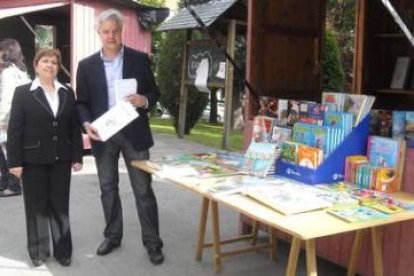 Blanca Verdasco, y el concejal Celestino Pérez, junto a un puesto de la feria.