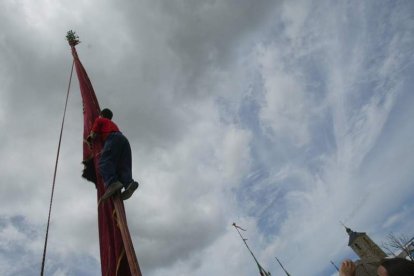 Un joven se sube a un pendón en una romería de Castrotierra, en una imagen de archivo. JESÚS