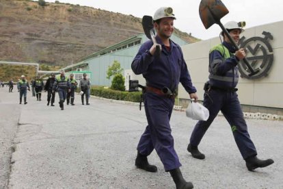 Un grupo de mineros de la Hullera Vasco Leonesa, en su vuelta al trabajo después de la huelga del sector.