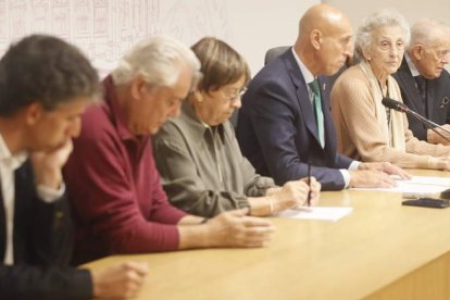 El XIX Curso para Pianistas, Directores y Joven Orquesta de León (JOL) se presentó ayer en el Salón de los Reyes del Ayuntamiento, en la plaza de San Marcelo. RAMIRO