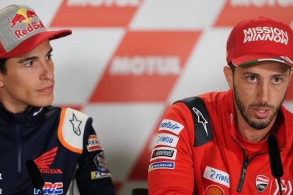 Marc Márquez (Honda), a la izquierda, escucha las explicaciones de Andrea Dovizioso, hoy, en Termas de Río Hondo (Argentina).