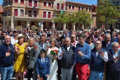 Imagen del brindis colectivo del año 2019 en Valencia de Don Juan. DL