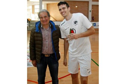 Abel Iglesias entrega a Marcos la copa de campeón. F. OTERO PERADONES