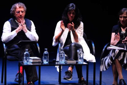 Antonio Gamoneda con el periodista Jesús Ruiz Mantilla y, a la derecha, los escritores Juan Carlos Mestre, Raquel Lanseros y Alejandra Domínguez. BENITO ORDÓÑEZ