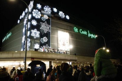 Los alumnos de las aulas corales, ayer, durante su actuación en El Corte Inglés. RAMIRO