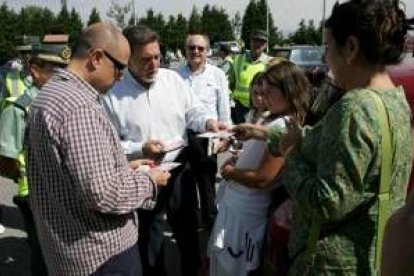 Miguel Alejo informa a algunos conductores sobre la entrada en vigor del nuevo carné por puntos