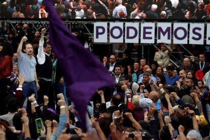 Pablo Iglesias y José Antonio Moneder, ayer en el regreso del primero a la primera linea de la política. JUAN CARLOS HIDALGO