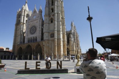 Turistas y peregrinos disfrutan de León y el buen tiempo. FERNANDO OTERO.