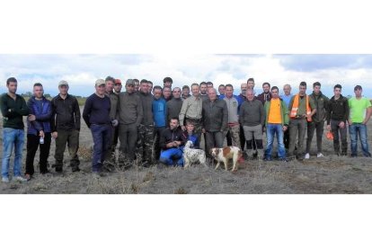 Participantes y miembros de la organización del Provincial de Caza Menor con Perro celebrado en Santa Marina del Monte y Banecidas. DL