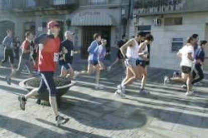 Los atletas salieron de la Plaza del Ayuntamiento de Ponferrada y enfilaron rumbo hacia el Morredero