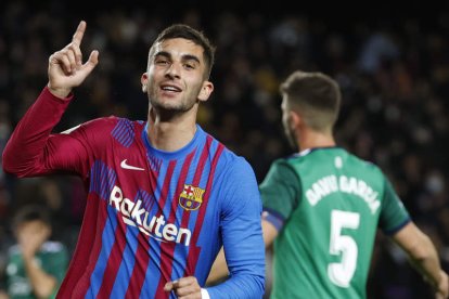 Ferrán Torres celebra uno de los goles que consiguió anotar con el Barcelona en la victoria frente a Osasuna. TONI ALBIR