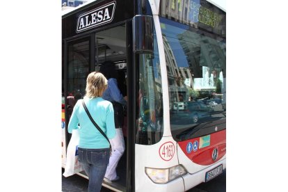 Los autobuses ya han sido adaptados para incluir el lector de las nuevas tarjetas.